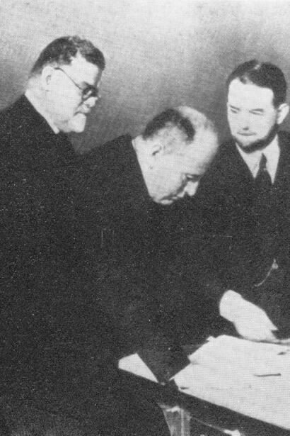 Gentile e Mussolini_ esaminano i primi volumi della Treccani