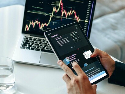 Se os líderes políticos reguladores de um mercado nacional são mais fracos que os outros, ou informalmente interligados, desfavorecem-se por negligência e incompetência. O néscio povo nem perceberá. Entretanto, em inglês ostentará. Seja nos nomes das empresas, dos termos administrativos e econômicos com que iludirá, inclusive no seu analfabetismo e fluência idiomática. Disfarces enfeitados dos ditos palhaços na plateia teatral