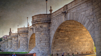 Madrid. Paseo bajo el puente de Toledo