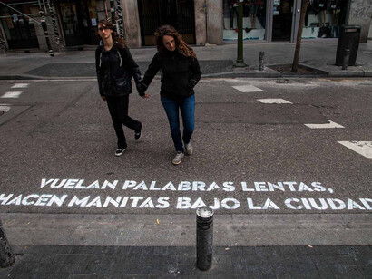 "Vuelan palabras lentas, hacen manitas bajo la ciudad"