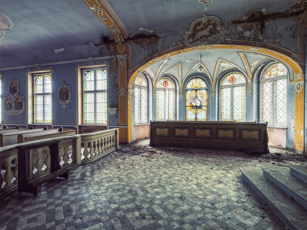 Gina Soden, Stained, 2014, C type print on Baryta Fine Art paper, Paper size: 35 x 47 ½ in / 88 x 123 cm, Edition of 10 plus 2 artist proofs, courtesy of Eleven, London 
