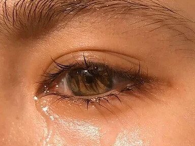 Victimismo: acercamiento a un ojo con lágrimas