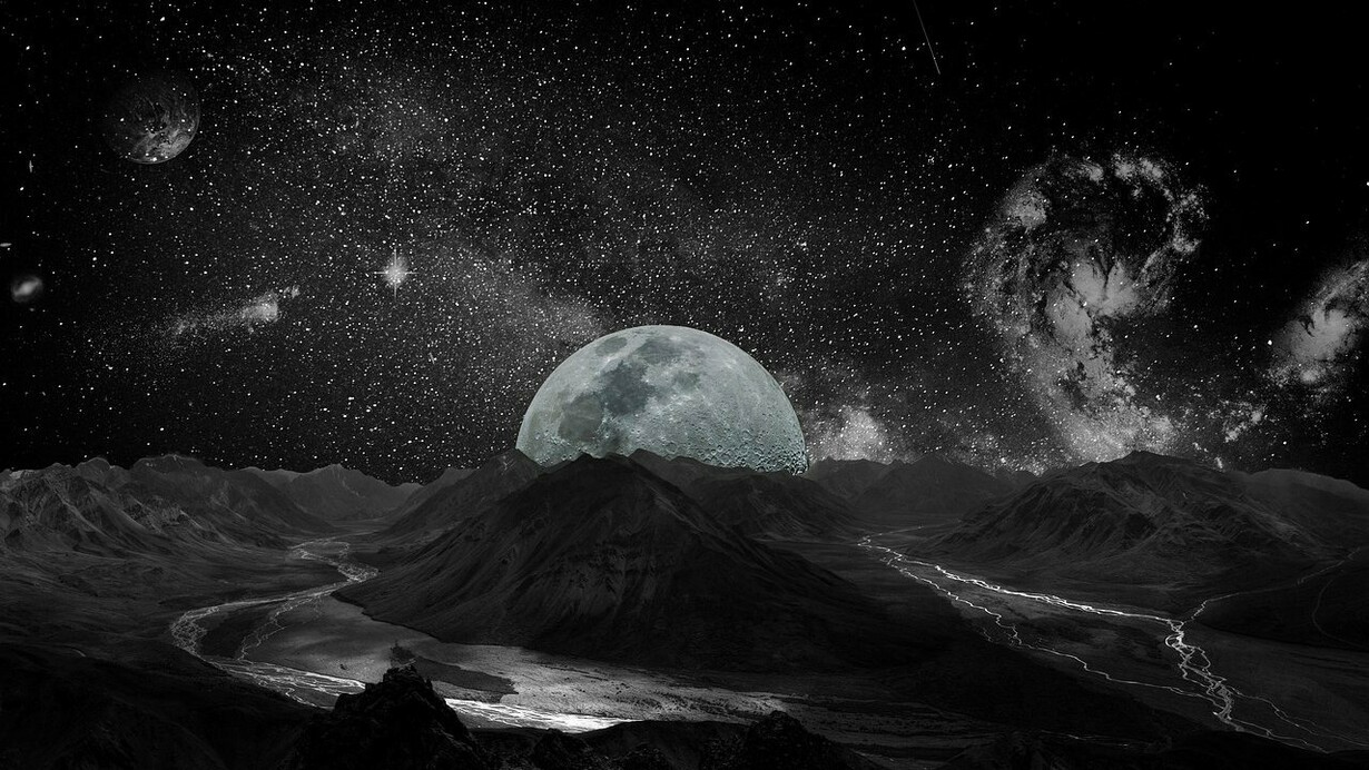 Vado in una notte come questa per scoprire lucciole istantanee, raccogliere alchimie intellettuali con qualche pianeta, e immaginare nuovi orizzonti. Un’idea chiara è un errore o una mezza verità?