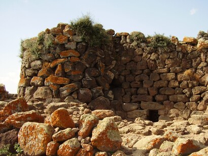 Il nuraghe Arrubiu di Orroli è uno dei complessi nuragici più imponenti della Sardegna, caratterizzato dalla sua struttura a cinque torri principali e una cinta muraria possente. Orroli, Sardegna