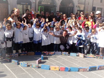 Installazione con i bambini di una scuola di Foligno, Perugia, Italia