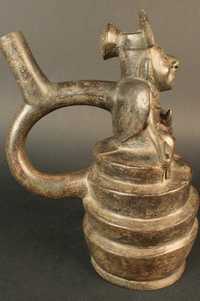 Botella asa estribo: sacrificador

Materiales: Cerámica

Intermedio Temprano 100- 800 d.C.

Medidas: 238 mm de alto