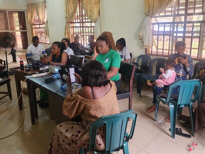 Una frase tiene su contexto como pedir el menú en un restaurante o hablar de menú usando un ordenador. En algunas lenguas la traducción del primer menú no sería idéntica a la del segundo. Entrenamiento físico de participantes en la traducción de artículos en igbo en Awka, Nigeria