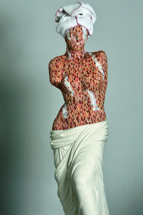 Venere, plastica, unghie finte, strofinaccio, cm 40x50x160, 2017, courtesy of Pier Maulini