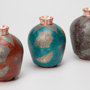 Maeda Masahiro 前田正博, Sake bottle with polychrome enamel (Iro-e) glaze and owl design, set of 3 色絵金銀彩徳利. Courtesy of Dai Ichi Arts 