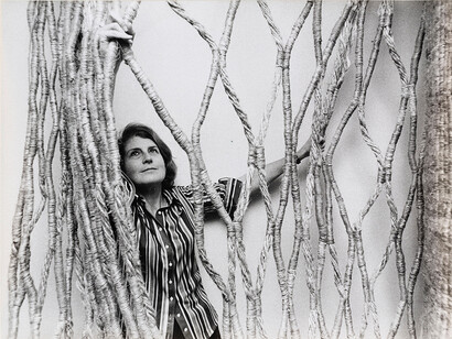Aurèlia Muñoz dentro de la obra "Redes vegetales", 1973. Cortesía del Museu d’Art Contemporani de Barcelona (MACBA)