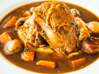 Muamba de galinha. Em Angola, existem muitos pratos típicos da sua cultura, cada província tem a sua culinária, apesar de algumas semelhanças nos seus pratos