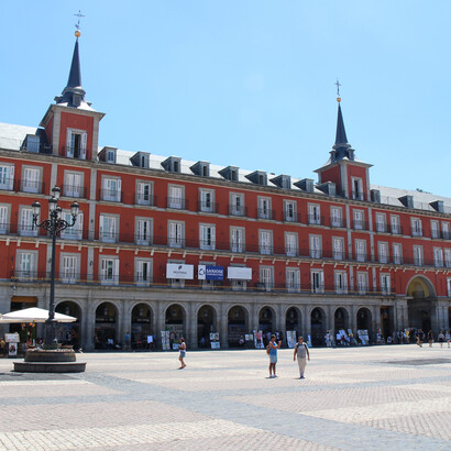 Explore a vista panorâmica do 360º Rooftop Bar e veja Madrid de um ângulo único, mesmo com pouco tempo na cidade.  Foto no pátio da Plaza Mayor de Madrid