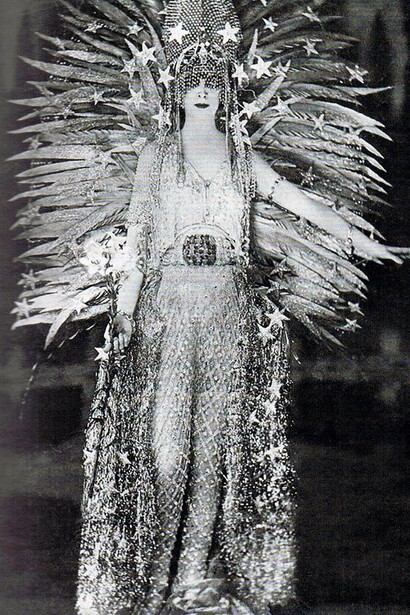 La Marchesa Luisa Casati, (1922). Dall'erede più ricca d'Italia alla musa degli artisti europei, Luisa Casati tracciò il suo percorso trasformando il suo corpo in un'opera d'arte