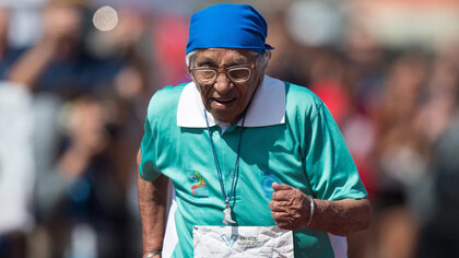 Man Kaur, 100, de India, compite en el evento de pista y campo de 100 metros en los America's Masters Games, Vancouver