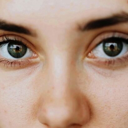 In un mondo distratto, uno sguardo sincero è un gesto raro e prezioso