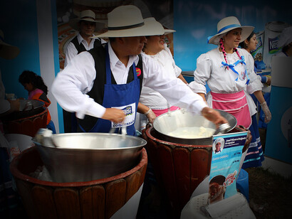 Vendedores preparando queso helado, Arequipa, Perú