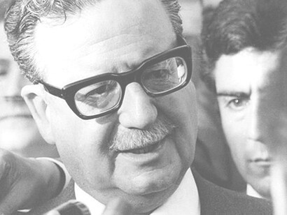 La canzone diventa velocemente un grido ritmato, nato per essere gridato da una folla, in una piazza, con un re ripetuto in modo ossessivo 