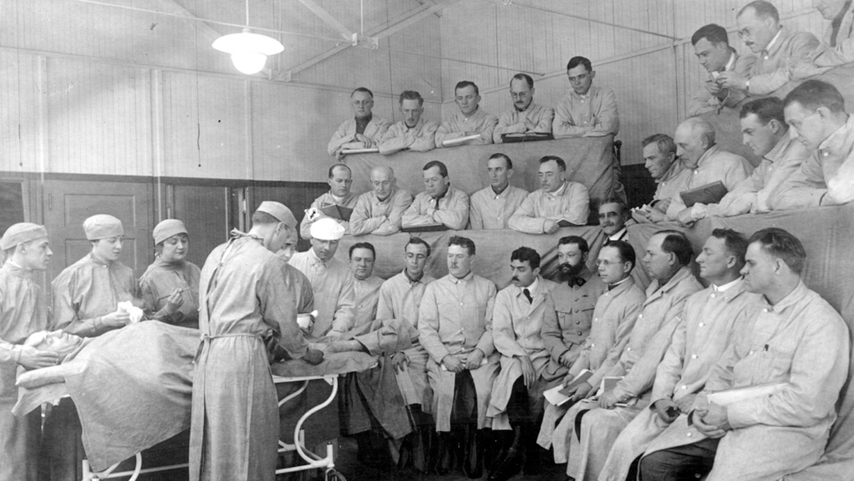 Alexis Carrell (con una cofia blanca) demuestra su técnica de sutura vascular en el Instituto Rockefeller 