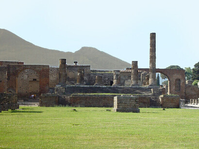 Los arqueólogos encargados del campo han dado a luz los restos de dos hombres que intentaron huir hacia la costa durante la histórica explosión del Vesubio. Los dos individuos, muertos en diferentes momentos de la erupción.
Foro de Pompeya, con el Templo de Júpiter y el Vesubio al fondo, Nápoles, Italia