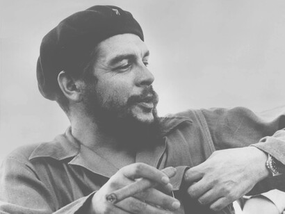 Ernesto Guevara, conocido como el Che Guevara, médico, político, guerrillero, escritor, periodista y revolucionario comunista argentino