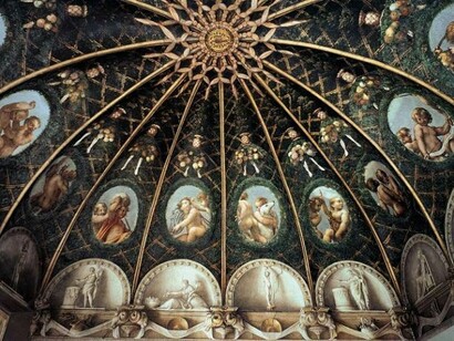 Détail de la voûte décorée de fresques