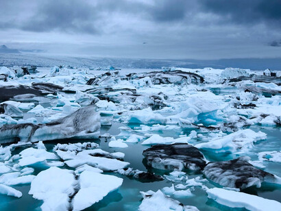 Glaciar: ahora mismo los glaciares se están derritiendo, los arrecifes y corales se están muriendo, la flora y fauna alrededor de todo el mundo está luchando cada día para no caer extintas