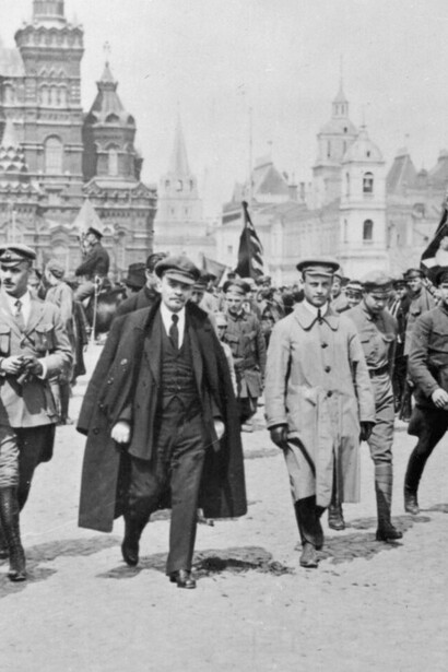 V. I. Lenin y comandantes del Ejército Rojo pasando revista a las tropas del Vseobuch (entrenamiento militar universal) en la Plaza Roja de Moscú. 25 de mayo de 1919