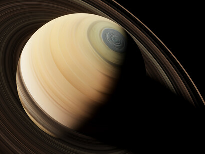 Saturno es uno de los planetas más fascinantes de nuestro sistema solar. El sexto a partir del Sol. Se sitúa entre Júpiter y Urano