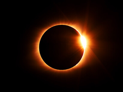 Eclipse solar: la más famosa de las primeras verificaciones positivas de la teoría de la relatividad de Einstein ocurrió durante un eclipse solar en 1919