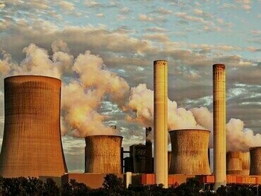 Indústria gera gases tóxicos provenientes da queima de combustíveis fósseis. Críticos apontam que o grupo "Just Stop Oil" não oferece um plano claro para a transição energética e parece desconsiderar questões de justiça social relacionadas à substituição dos combustíveis fósseis