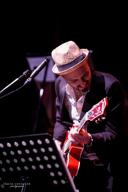 Samuel dei Subsonica durante il concerto con i Barber Mouse - ph Ilaria Costanzo