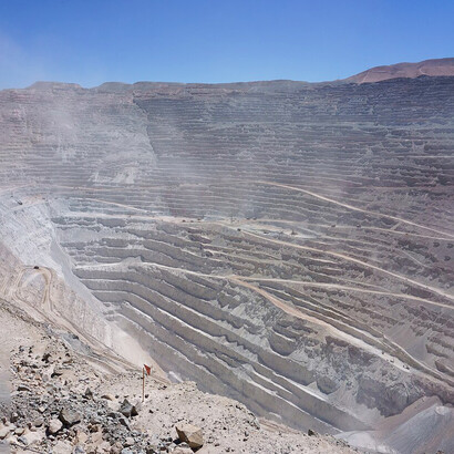 La minería en Chile opera mayoritariamente en manos de empresas transnacionales que controlan el 75 % de la producción de concentrados de cobre. Mina de Chuquicamata, Calama, Chile