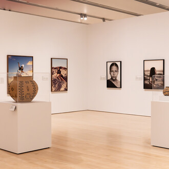 Cara Romero, Panûpünüwügai (Luz viviente), vista de exhibición. Cortesía del Phoenix Art Museum