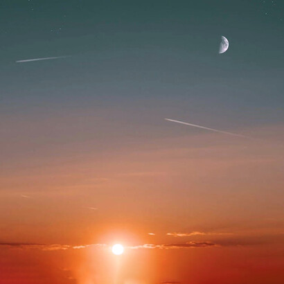 Amanecer con la luna en el cielo