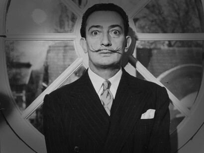 Salvador Dalí, pintor, escultor, grabador, escenógrafo y escritor español del siglo XX. Se le considera uno de los máximos representantes del surrealismo