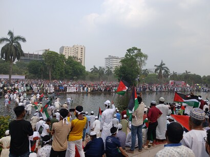 Marcha por Gaza em Bangladesh, 2025. Tal como Himmler, arquitecto do holocausto, entrava em casa à noite pela porta traseira para não acordar o seu canário de estimação, os arquitectos do genocídio de hoje fazem uma pausa no morticínio para fazer as suas orações e ajudar os filhos nos trabalhos de casa. Isto degrada a tal ponto o que resta de humanidade na nossa raiva impotente que o horror de pensar tem de se reduzir a pensar o horror sem correr o risco de o viver por solidariedade