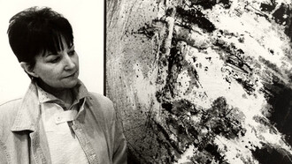 La pintora alicantina, Juana Francés, junto a una de sus obras