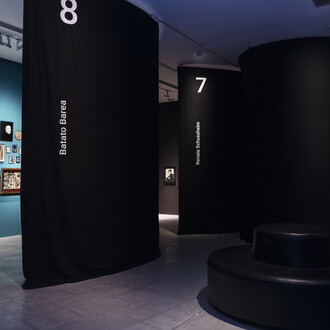 Esto es teatro. Once escenas experimentales del Di Tella al Parakultural, vista de exhibición. Cortesía del Museo de Arte Moderno de Buenos Aires