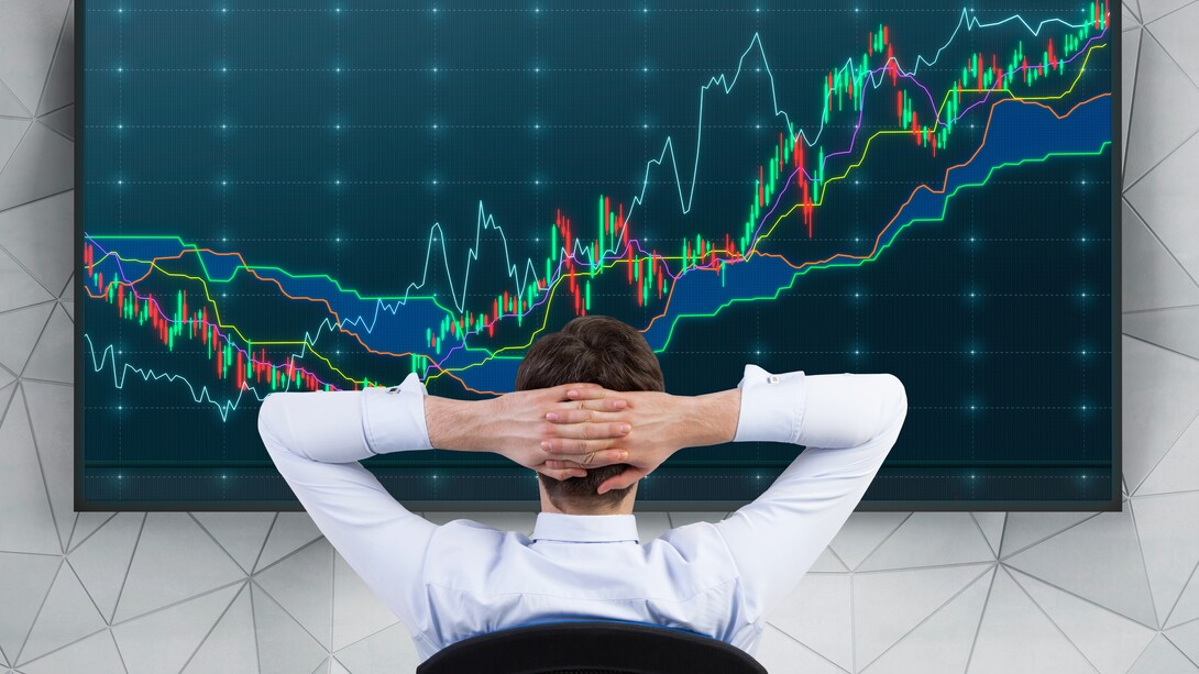 Un trader observando una gráfica en una pantalla