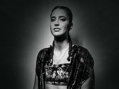 A cantora portuguesa Maro. Sua presença de palco, seu domínio da voz e sua capacidade incrível de multinstrumentista chamou atenção de uma das cantoras mais destacadas dos EUA, Billie Elish. A qual disse sobre o irmão Finneas ter confirmado esse talento da Maro e comentou o seguinte sobre a cantora portuguesa e sua linda canção: “A canção que basicamente foi uma banda sonora para a minha vida, durante um período mais difícil, foi um tema chamado we’ve been loving in silence, de uma artista chamada Maro. Nem o consigo ouvir porque destrói a minha alma. Ela é inacreditável”