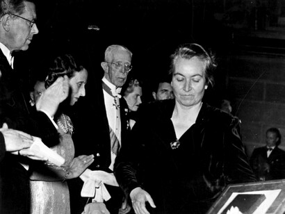Gabriela Mistral tras haber recibido el Premio Nobel