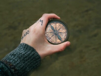 Looking at space through the eyes of a compass