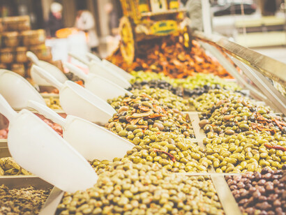 Puesto de granos y frutos secos en un mercado de Roma, capital de Italia