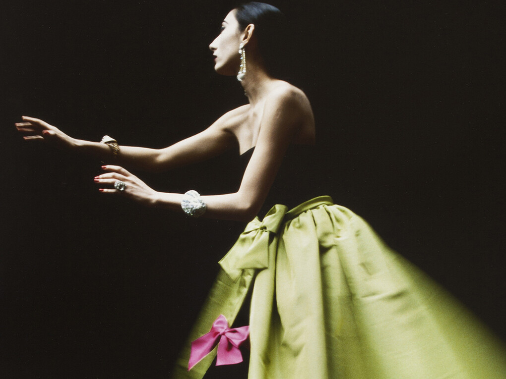 Ahn Duong con un abito di Yves Saint Laurent, fotografata da David Seidner nel 1986