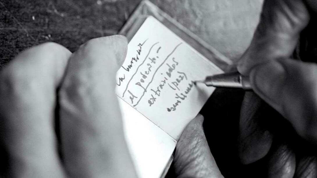 Galeano escribiendo en una de sus pequeñas libretas