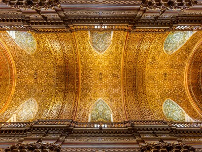 Es bonito pensar en descolonizarnos porque podemos ir más allá de la historia colectiva para llegar a tocar las fibras personales, esas que nos liberarán de las cadenas que nos atan a las verdades ajenas. Techo de la Iglesia de la Compañía de Jesús , una iglesia jesuita en Quito,2015, Ecuador