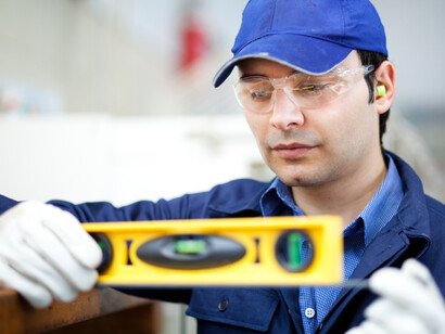 Ingeniero tomando medidas