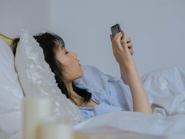 Por isso tanta gente vive em estado de hipervigilância. Aquela sensação de prontidão cansada, como se algo estivesse sempre prestes a acontecer. Mas nada acontece. E é justamente esse espaço, esse vácuo entre expectativa e realidade, que desgasta, corrói, cansa. Um desgaste emocional que não tem forma, não tem nome, mas pesa como se tivesse