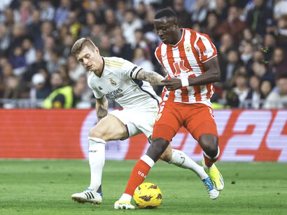 Futbolistas luchan por el balón en el Real Madrid-Almería en el Estadio Santiago Bernabéu