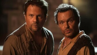 Selton Mello e Matheus Nachtergaele em cena no Auto da compadecida 2. No novo filme temos a volta de João Grilo volta para encontrar seu melhor amigo Chicó, que após ser abandonado por sua paixão e esposa Rosinha, sobrevive a narrar por toda a cidade a famosa “ressureição do amigo” de João Grilo, aquele que teve um encontro com Jesus e a Virgem Maria, que por misericórdia o deu mais uma chance no mundo. João Grilo, vira então um santo na cidadezinha. Com isso somos apresentados a novos personagens, novas aventuras e mentiras, um novo encontro com Jesus, o Diabo e a Virgem